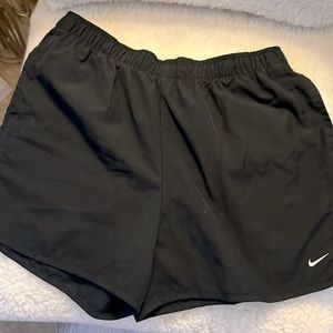 Nike- shorts large
